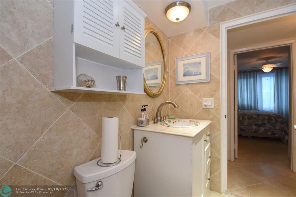 For Sale: $295,000 (1 beds, 1 baths, 802 Square Feet)