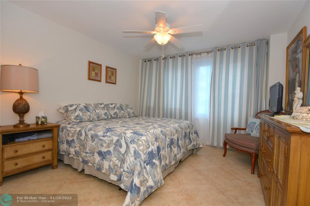 For Sale: $295,000 (1 beds, 1 baths, 802 Square Feet)