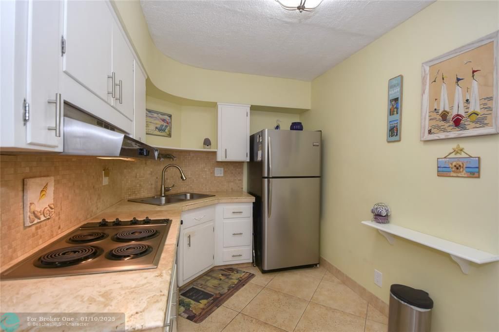 For Sale: $295,000 (1 beds, 1 baths, 802 Square Feet)