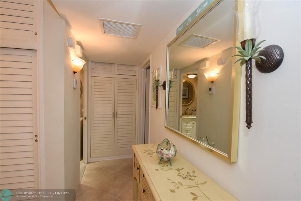 For Sale: $295,000 (1 beds, 1 baths, 802 Square Feet)