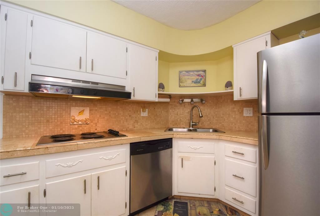 For Sale: $295,000 (1 beds, 1 baths, 802 Square Feet)