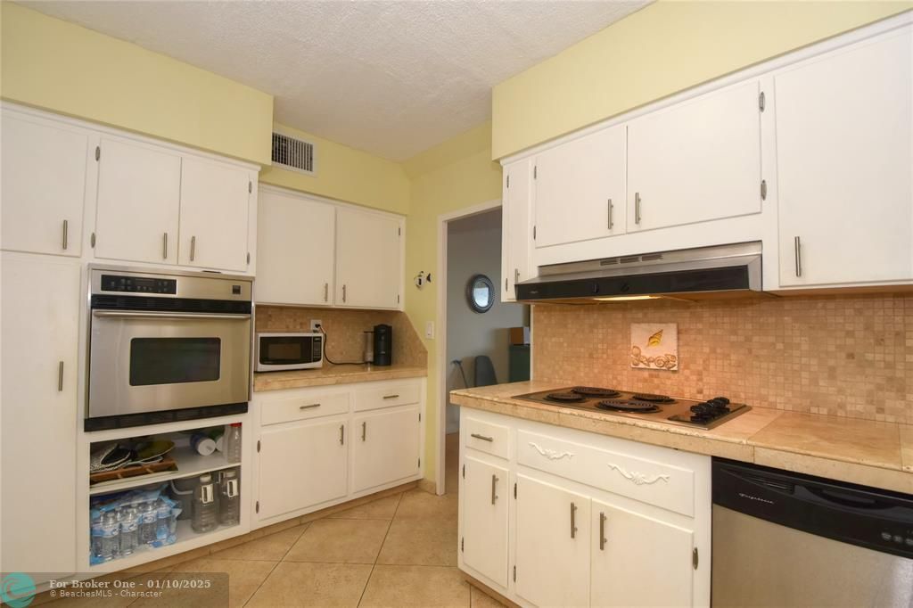 For Sale: $295,000 (1 beds, 1 baths, 802 Square Feet)