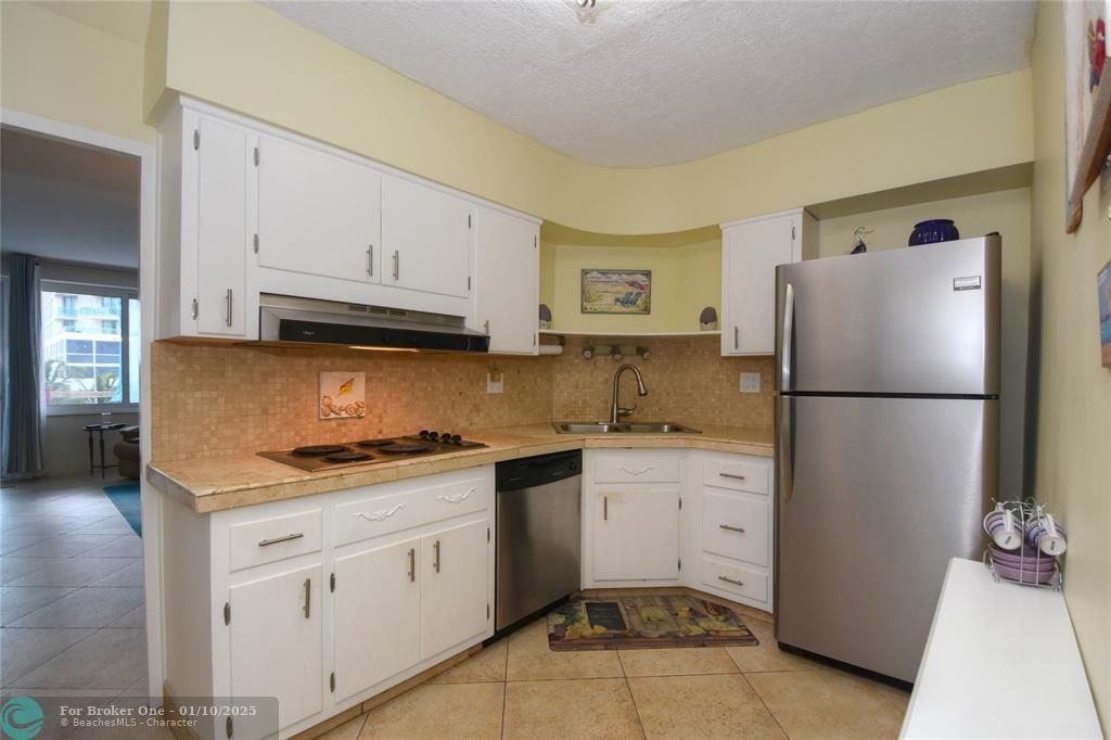 For Sale: $295,000 (1 beds, 1 baths, 802 Square Feet)