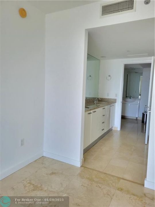 For Rent: $4,300 (2 beds, 1 baths, 1086 Square Feet)