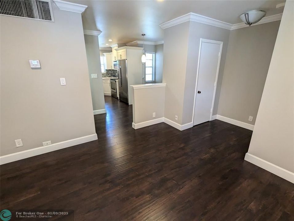 For Sale: $199,000 (1 beds, 1 baths, 560 Square Feet)