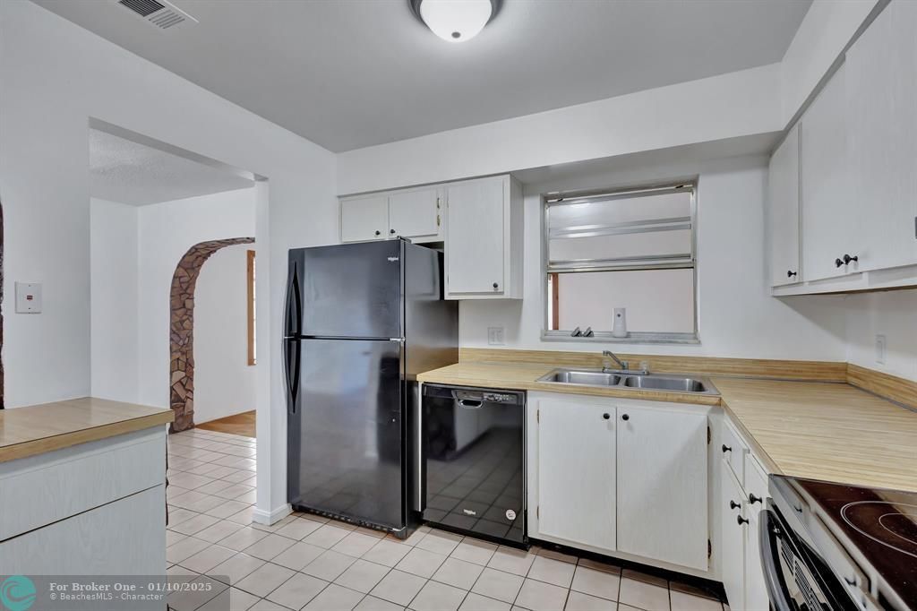 For Sale: $525,000 (3 beds, 2 baths, 1358 Square Feet)