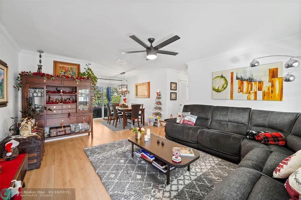 For Sale: $430,000 (2 beds, 2 baths, 1068 Square Feet)