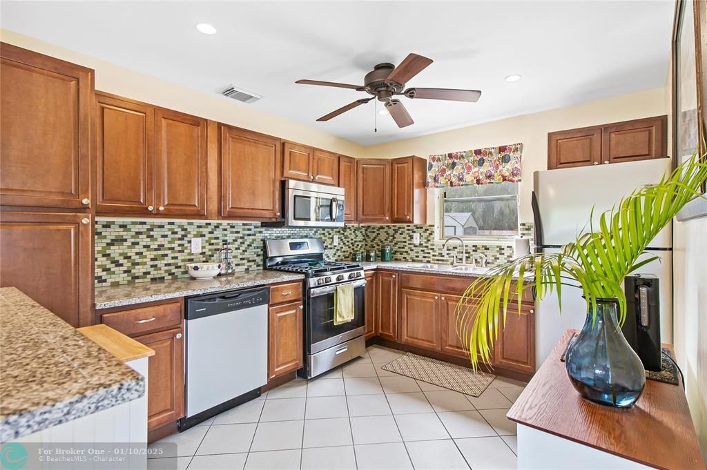 For Sale: $395,000 (2 beds, 1 baths, 977 Square Feet)