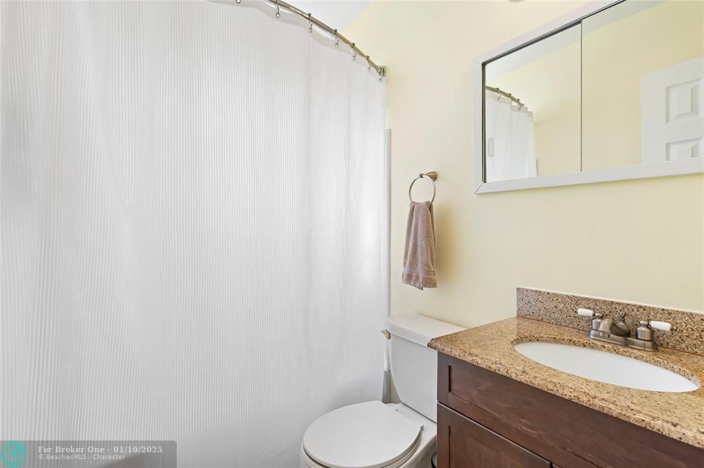 For Sale: $395,000 (2 beds, 1 baths, 977 Square Feet)