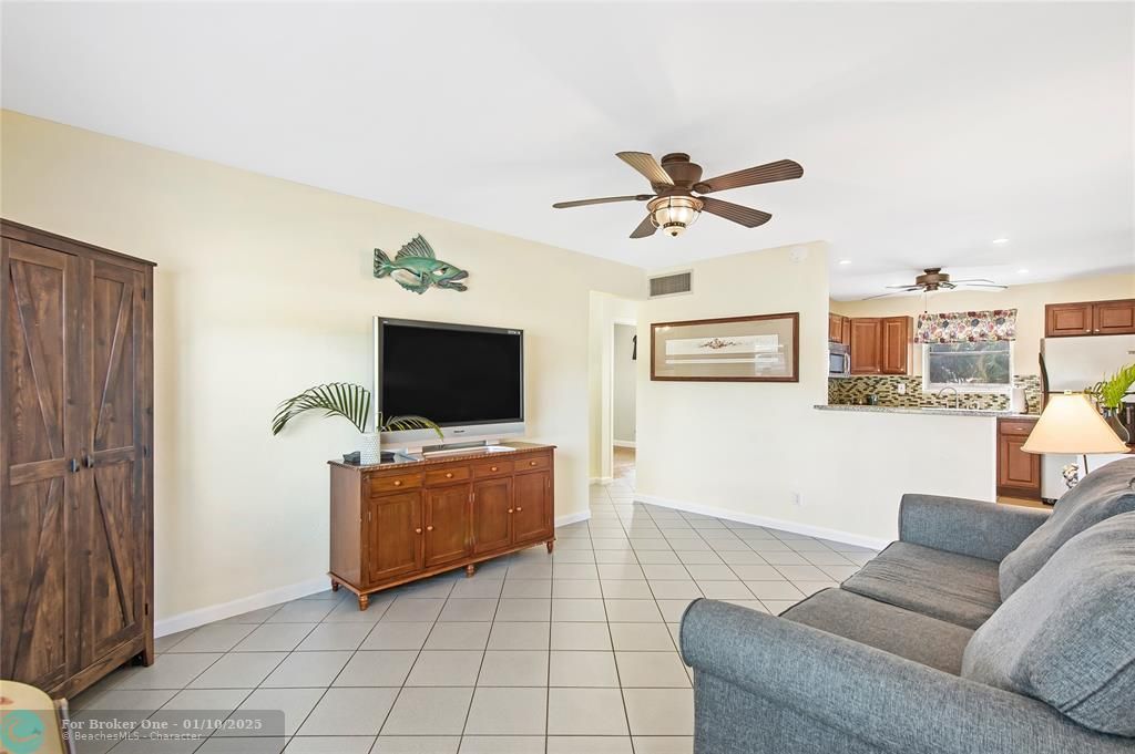 For Sale: $395,000 (2 beds, 1 baths, 977 Square Feet)