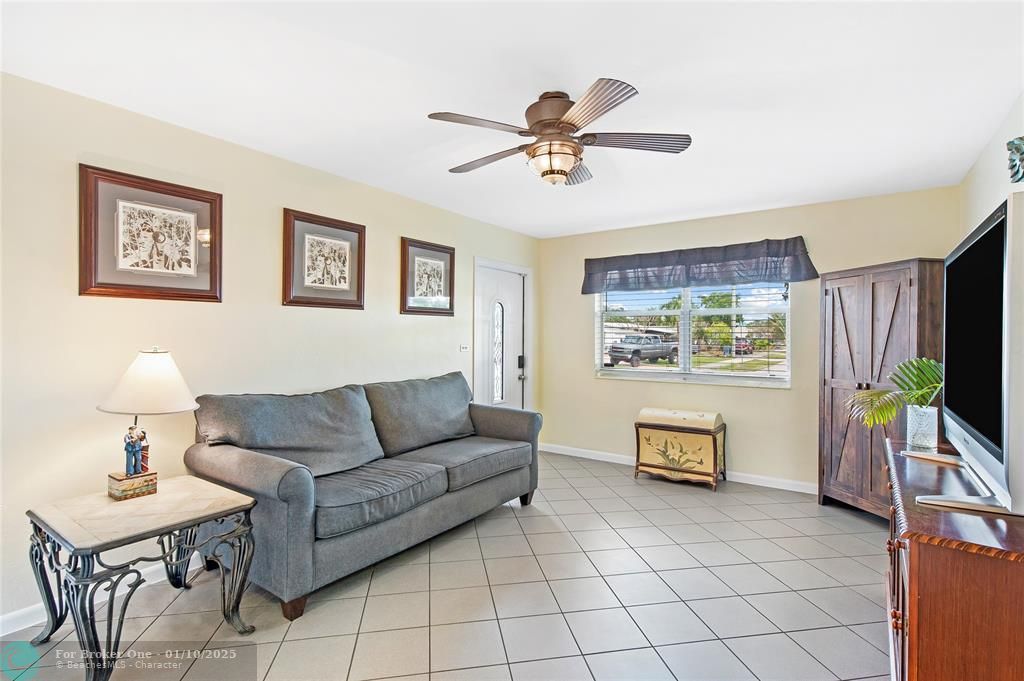 For Sale: $395,000 (2 beds, 1 baths, 977 Square Feet)