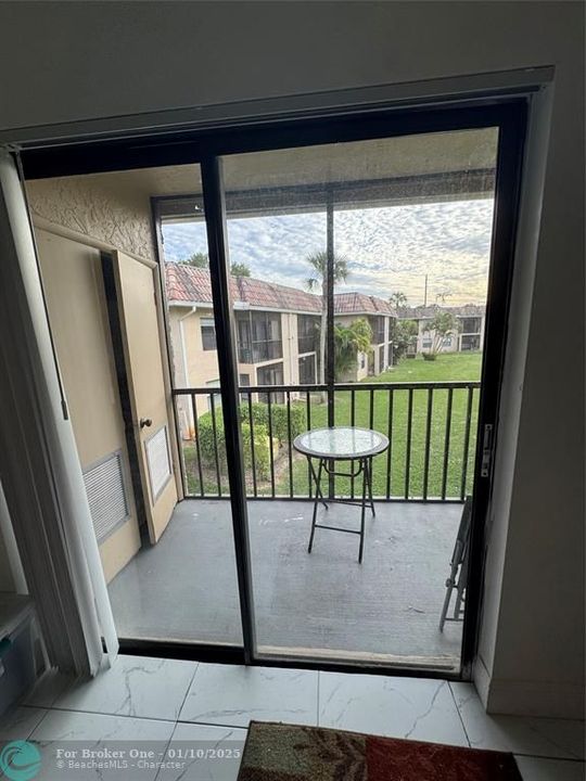 For Rent: $2,350 (2 beds, 2 baths, 857 Square Feet)