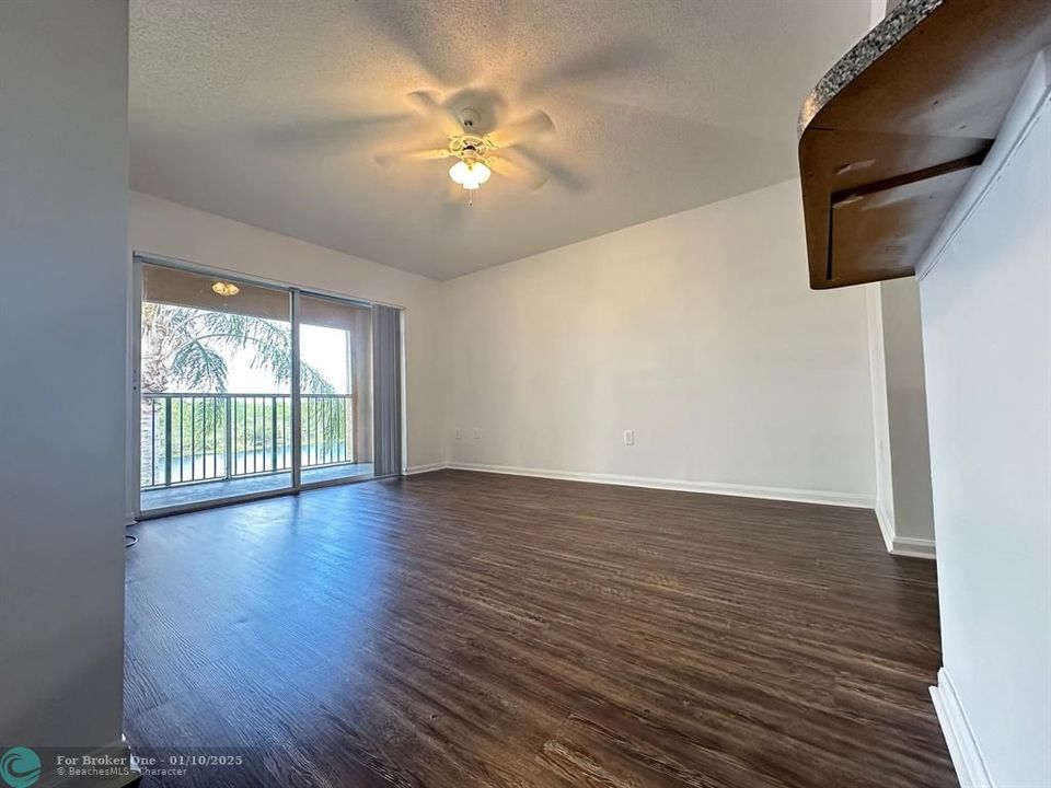 For Rent: $1,699 (1 beds, 1 baths, 802 Square Feet)