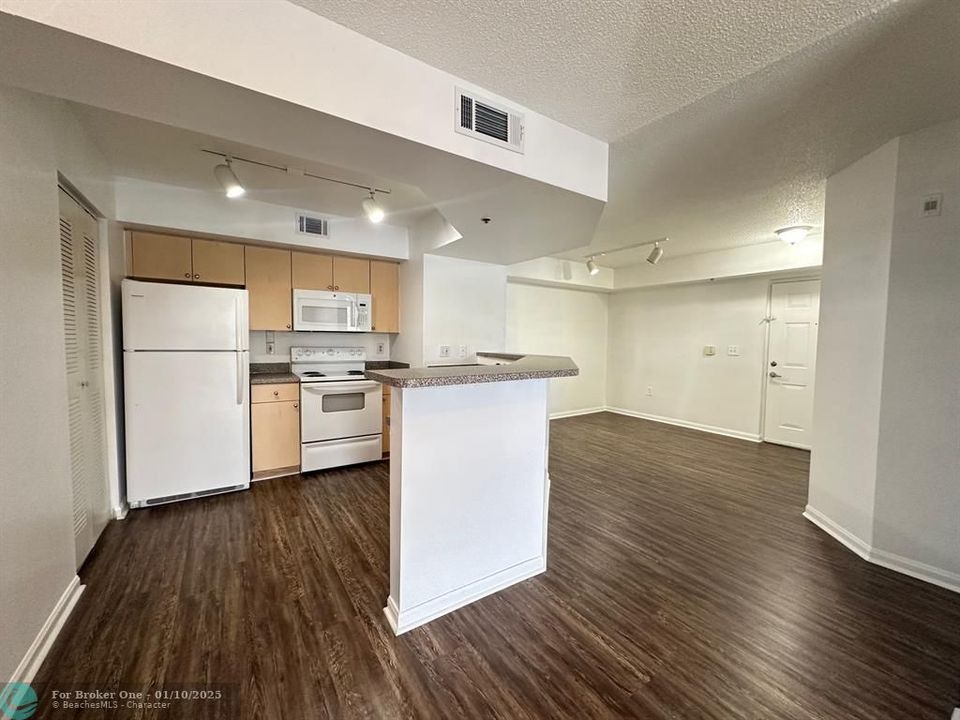 For Rent: $1,699 (1 beds, 1 baths, 802 Square Feet)