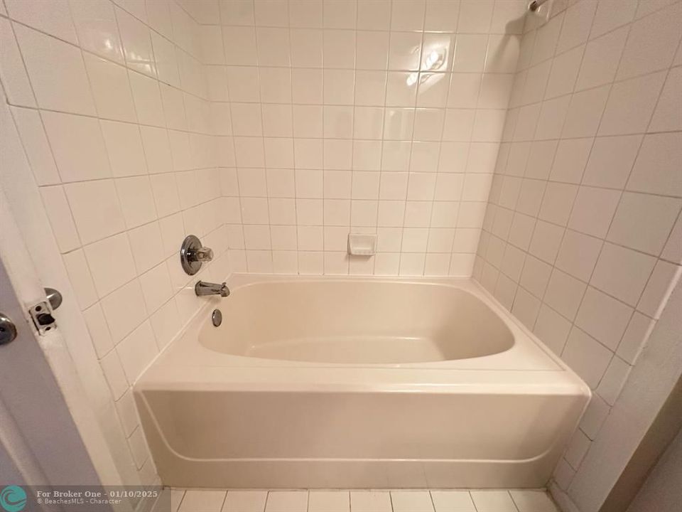 For Rent: $1,699 (1 beds, 1 baths, 802 Square Feet)