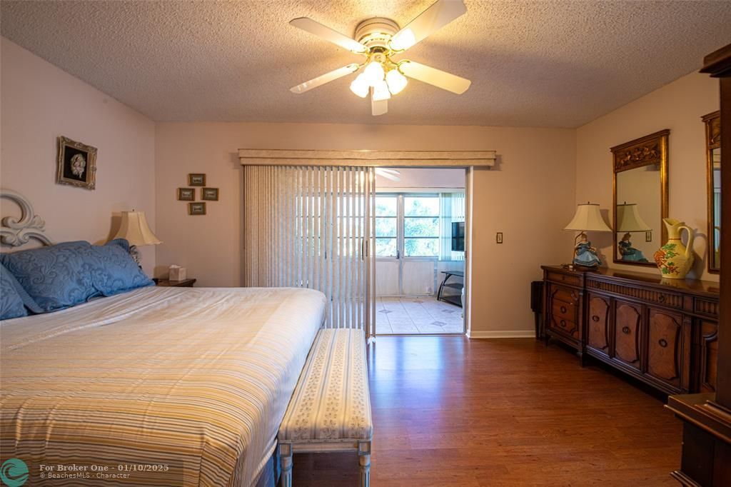 For Sale: $124,900 (2 beds, 2 baths, 1100 Square Feet)