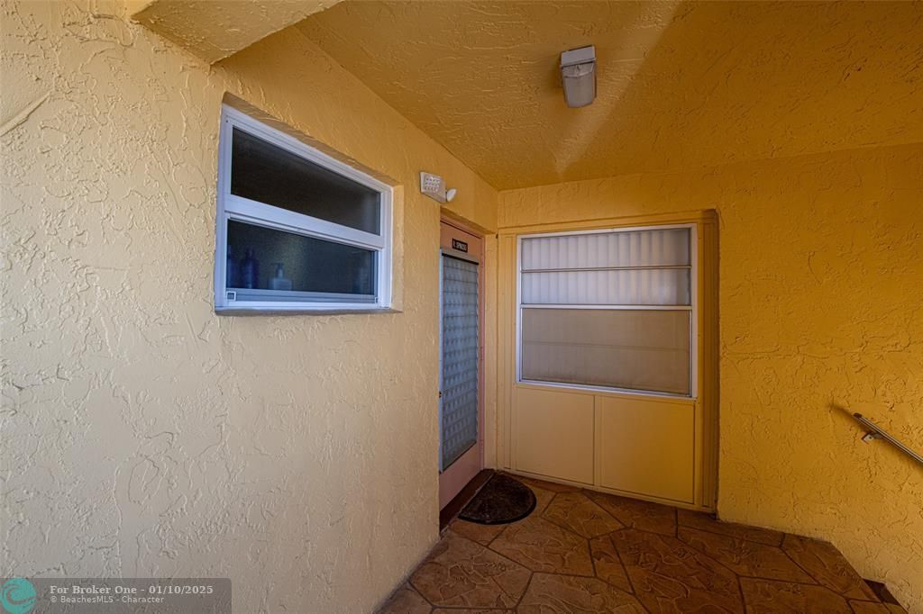 For Sale: $124,900 (2 beds, 2 baths, 1100 Square Feet)