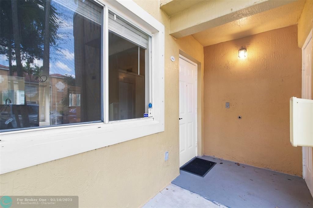 For Rent: $2,250 (2 beds, 2 baths, 970 Square Feet)