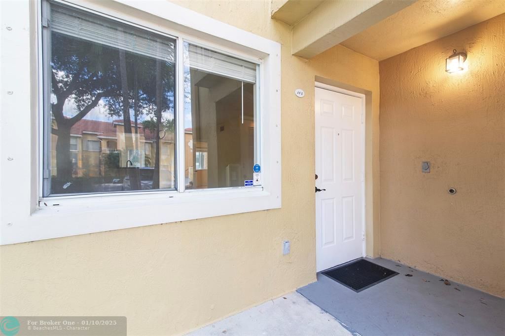 For Rent: $2,250 (2 beds, 2 baths, 970 Square Feet)