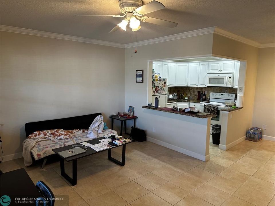 For Sale: $190,000 (1 beds, 1 baths, 650 Square Feet)