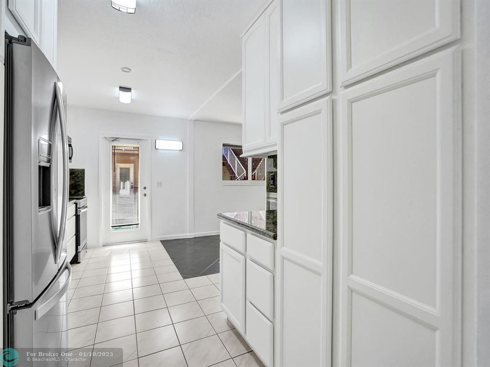 For Sale: $319,000 (2 beds, 2 baths, 1027 Square Feet)