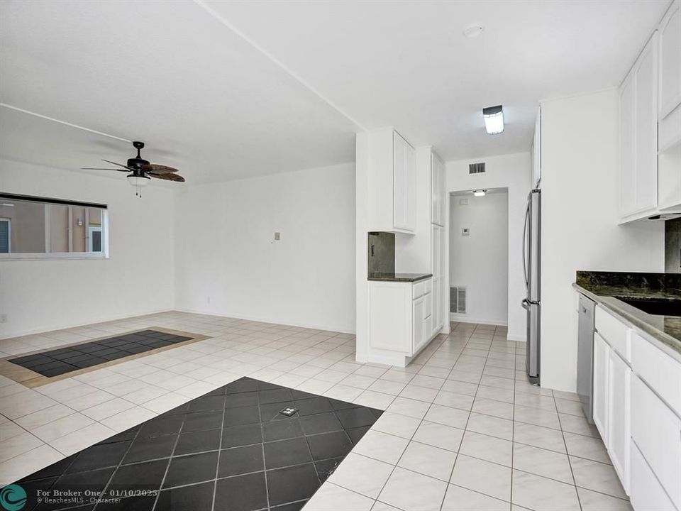 For Sale: $319,000 (2 beds, 2 baths, 1027 Square Feet)