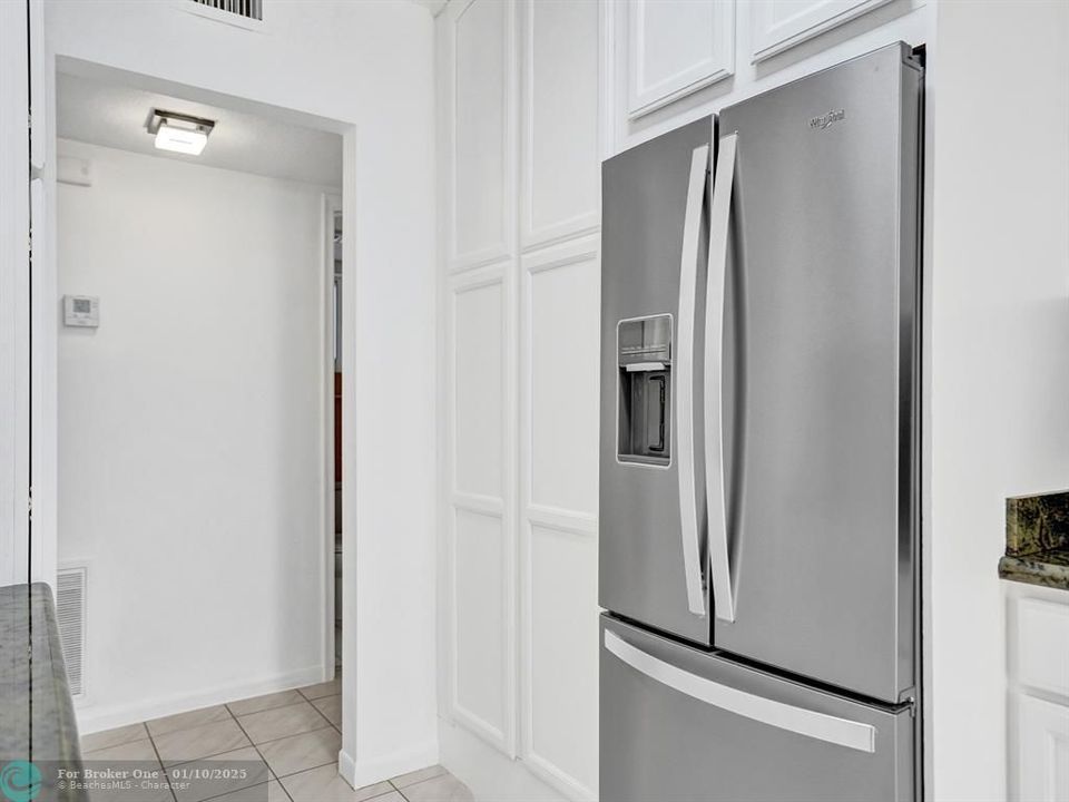 For Sale: $319,000 (2 beds, 2 baths, 1027 Square Feet)