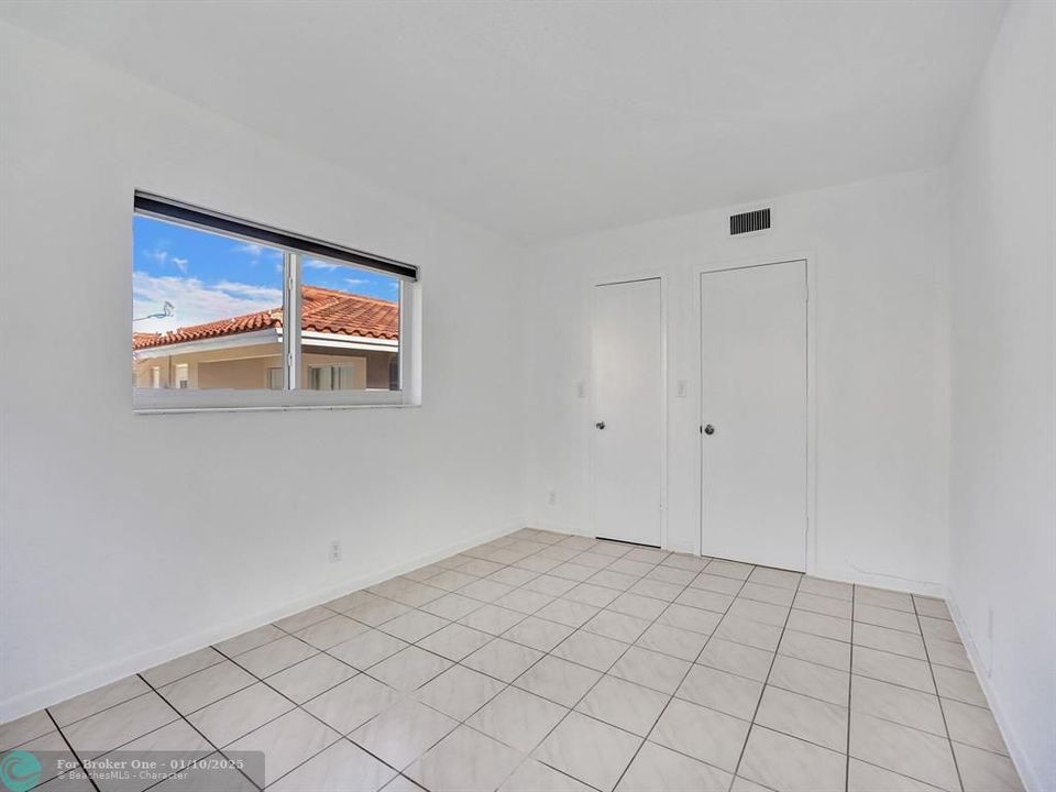 For Sale: $319,000 (2 beds, 2 baths, 1027 Square Feet)