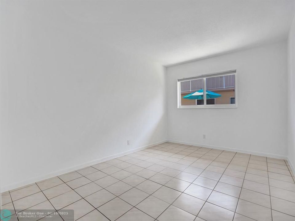 For Sale: $319,000 (2 beds, 2 baths, 1027 Square Feet)