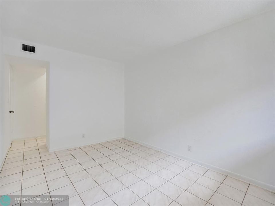 For Sale: $319,000 (2 beds, 2 baths, 1027 Square Feet)