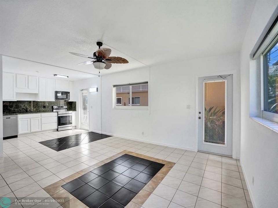 For Sale: $319,000 (2 beds, 2 baths, 1027 Square Feet)