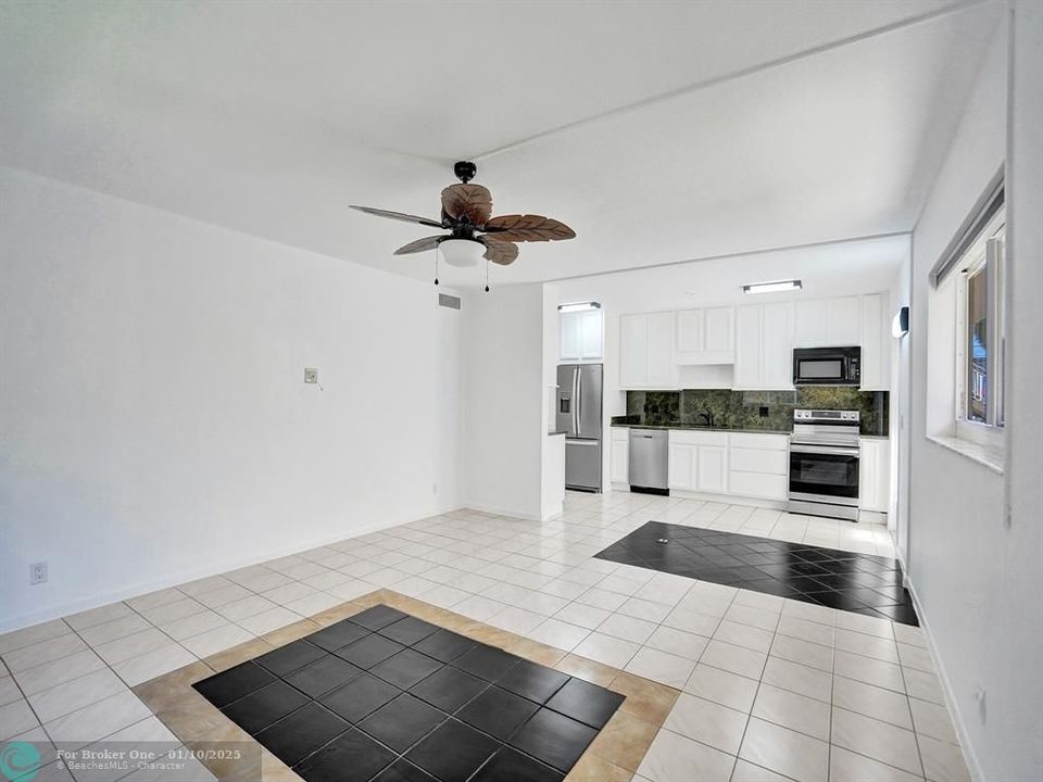 For Sale: $319,000 (2 beds, 2 baths, 1027 Square Feet)