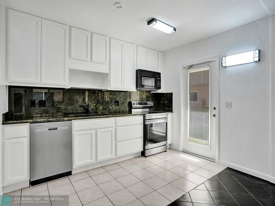 For Sale: $319,000 (2 beds, 2 baths, 1027 Square Feet)