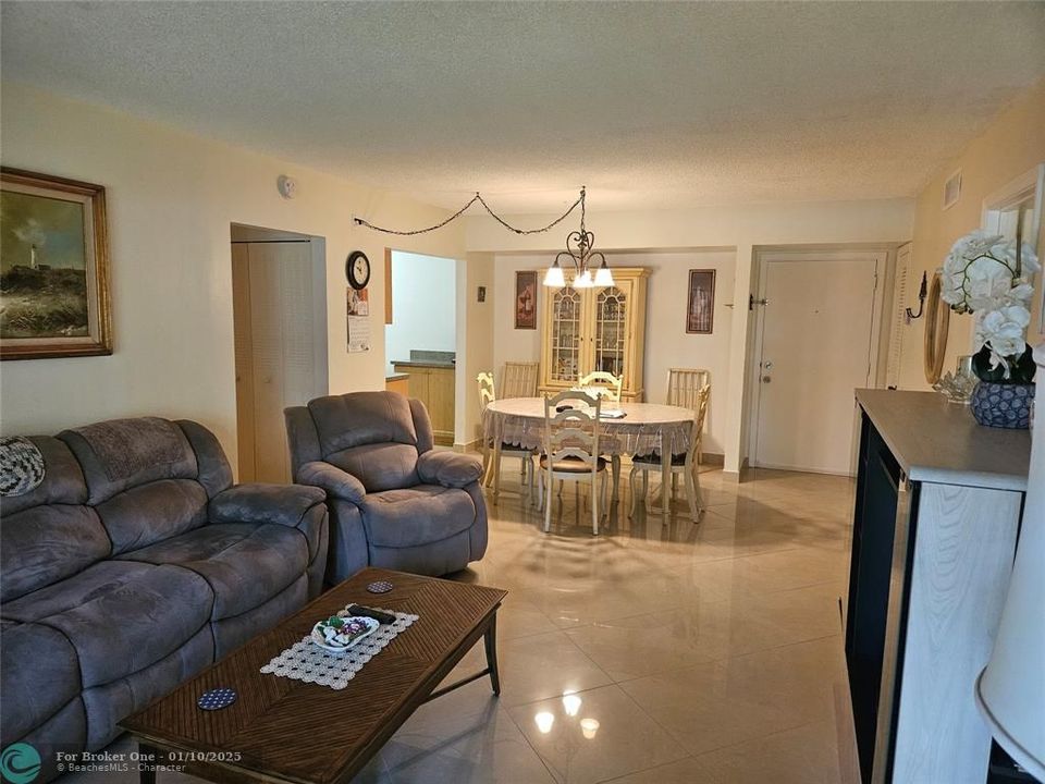 For Sale: $245,000 (2 beds, 2 baths, 1000 Square Feet)