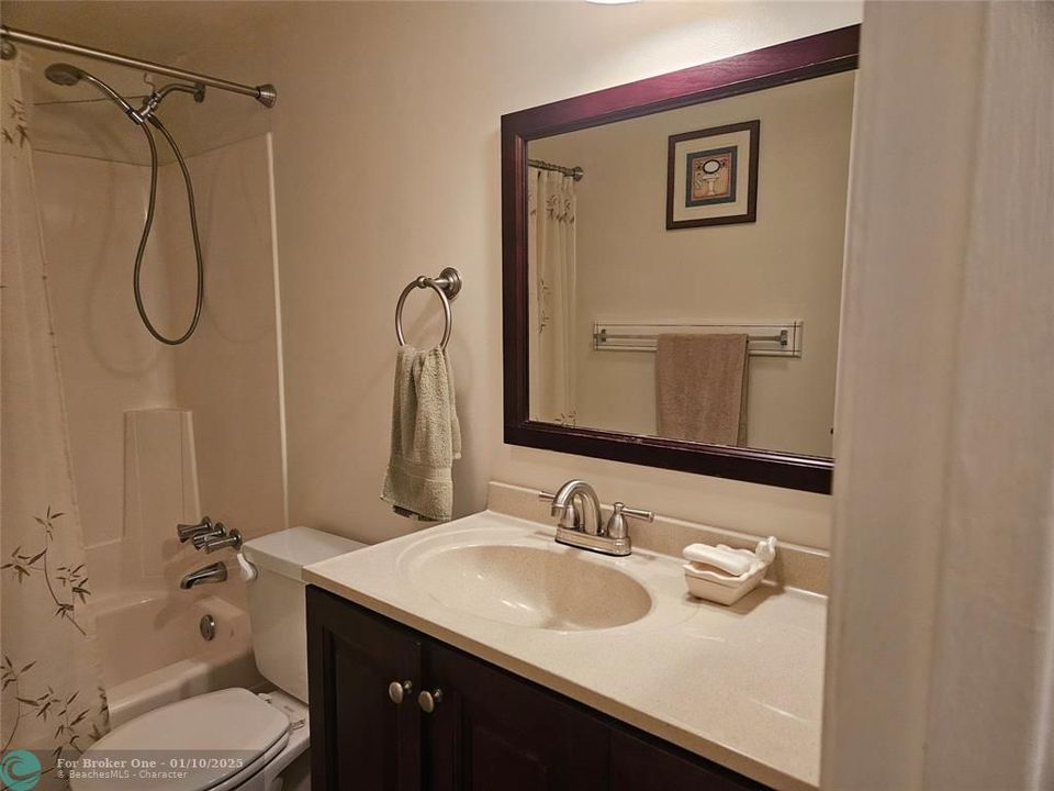 For Sale: $245,000 (2 beds, 2 baths, 1000 Square Feet)