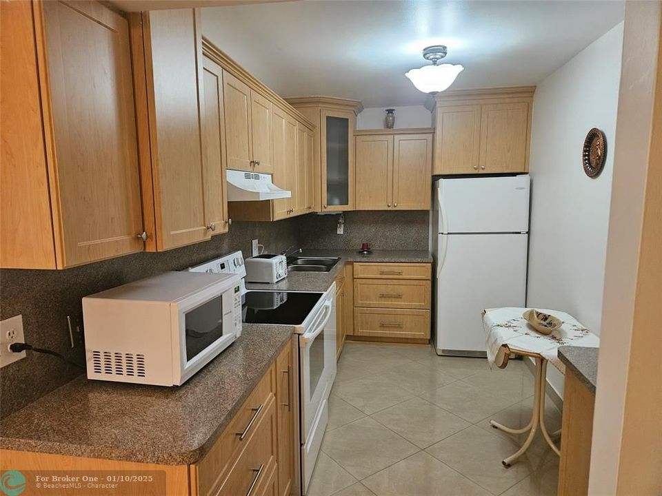 For Sale: $245,000 (2 beds, 2 baths, 1000 Square Feet)