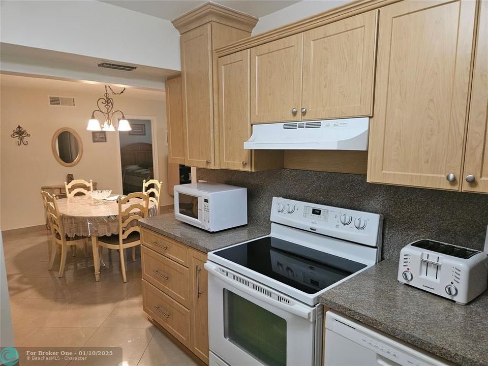 For Sale: $245,000 (2 beds, 2 baths, 1000 Square Feet)