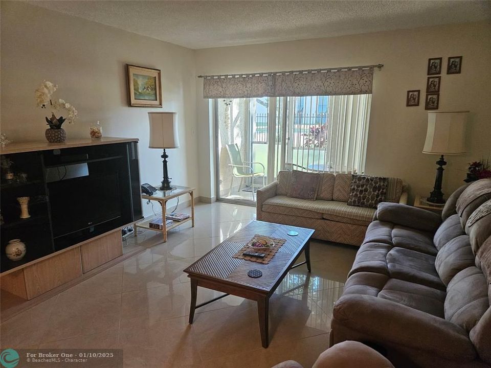 For Sale: $245,000 (2 beds, 2 baths, 1000 Square Feet)