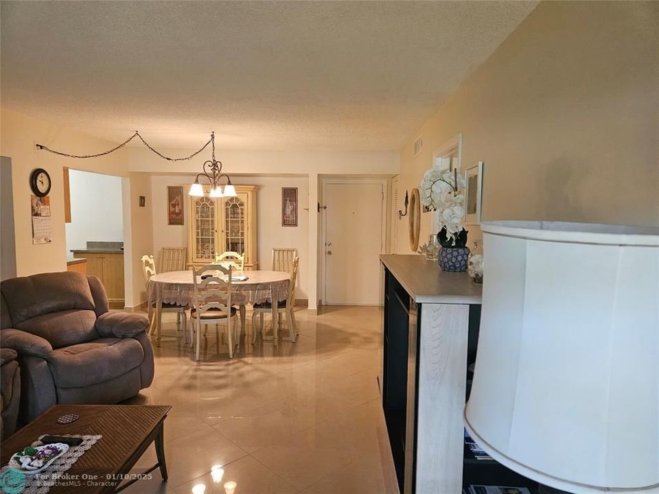 For Sale: $245,000 (2 beds, 2 baths, 1000 Square Feet)