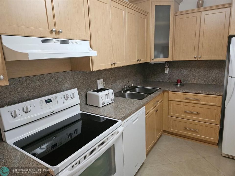 For Sale: $245,000 (2 beds, 2 baths, 1000 Square Feet)