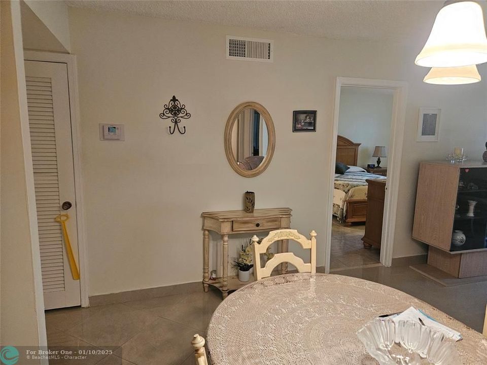 For Sale: $245,000 (2 beds, 2 baths, 1000 Square Feet)