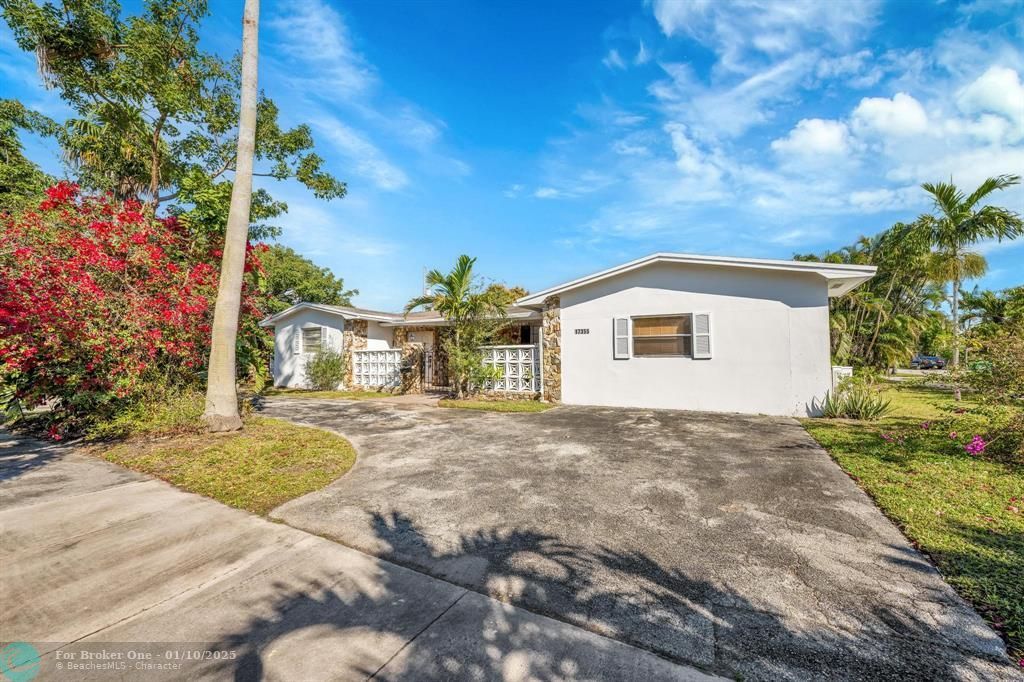 For Sale: $999,000 (4 beds, 2 baths, 2586 Square Feet)