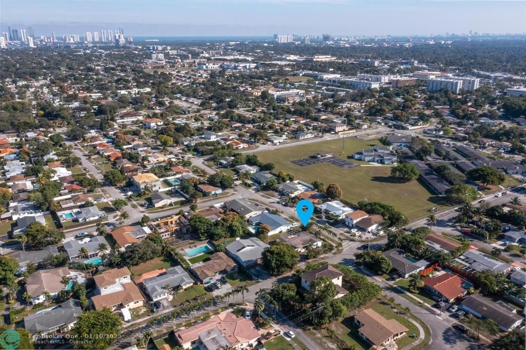 For Sale: $999,000 (4 beds, 2 baths, 2586 Square Feet)