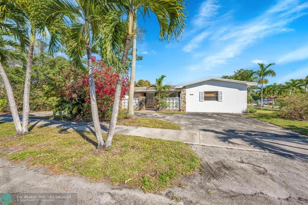 For Sale: $999,000 (4 beds, 2 baths, 2586 Square Feet)