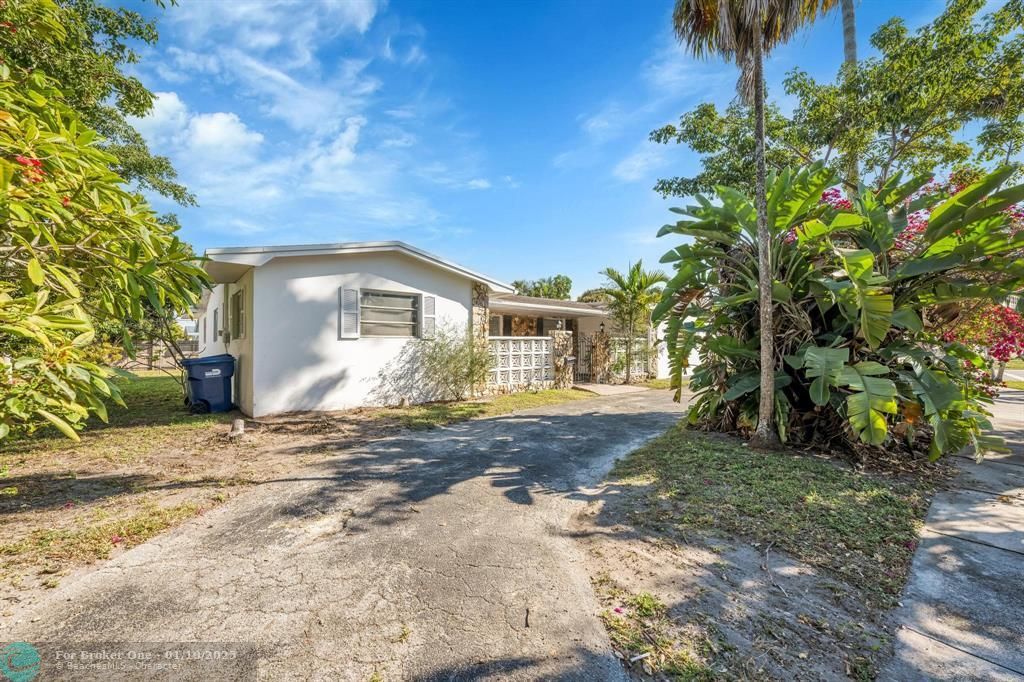 For Sale: $999,000 (4 beds, 2 baths, 2586 Square Feet)