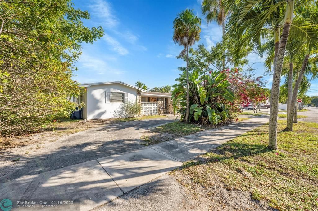 For Sale: $999,000 (4 beds, 2 baths, 2586 Square Feet)