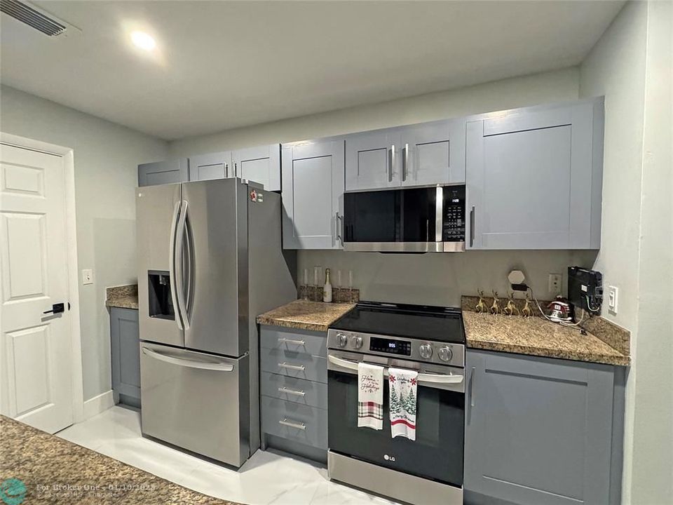 For Sale: $389,000 (2 beds, 2 baths, 1261 Square Feet)