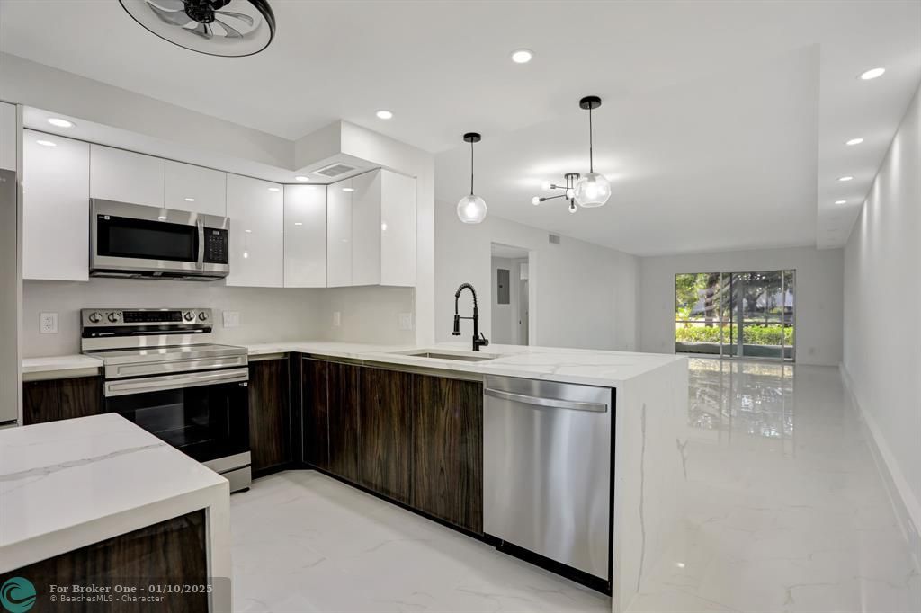 For Sale: $339,900 (2 beds, 2 baths, 1162 Square Feet)