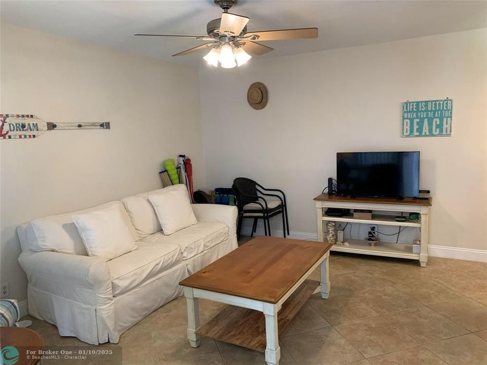 For Rent: $2,000 (1 beds, 1 baths, 560 Square Feet)