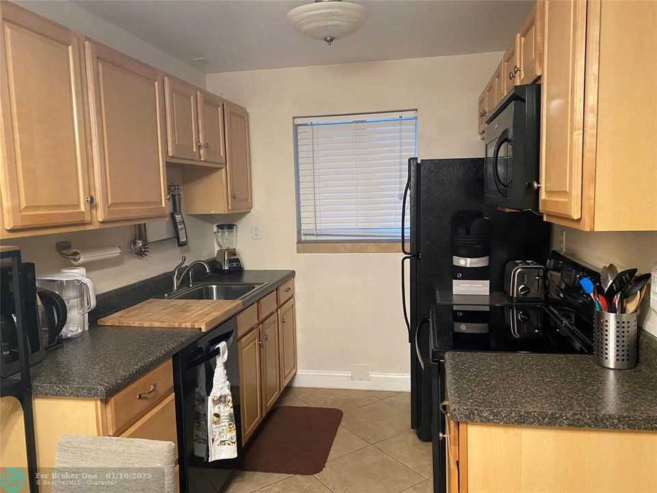 For Rent: $2,000 (1 beds, 1 baths, 560 Square Feet)